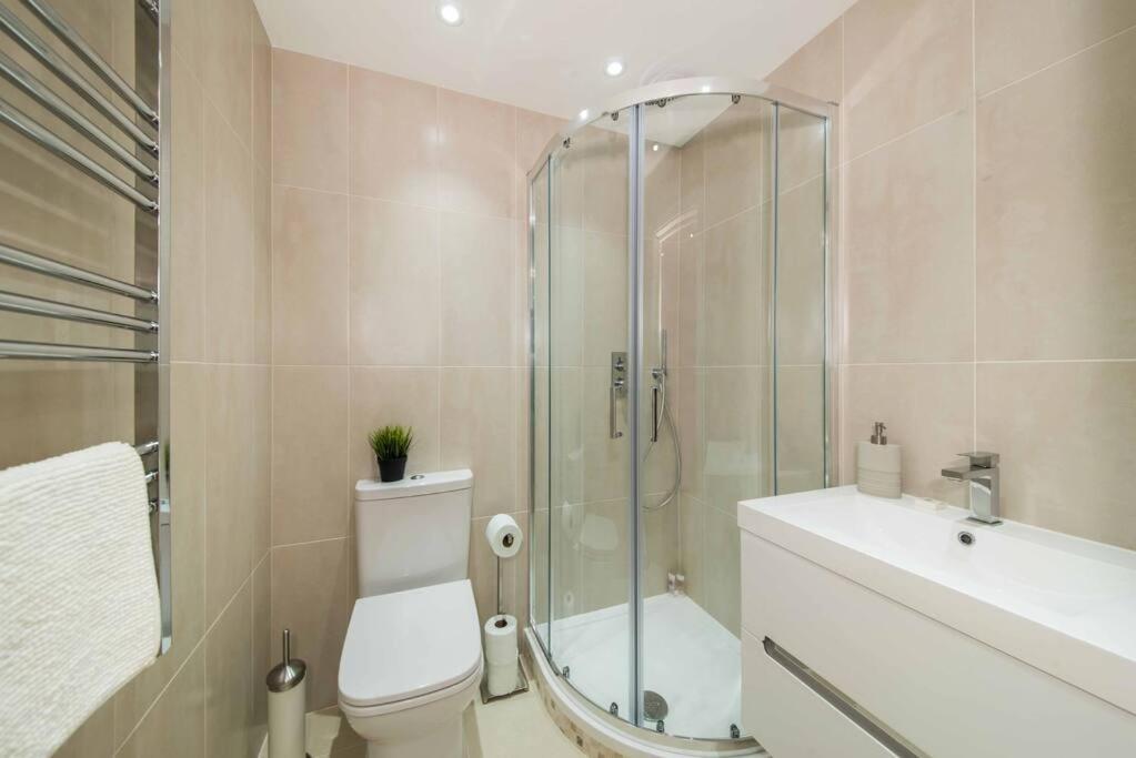 Appartement 7 Borough - Spacious 2-bed, 2-bath In Prime Location *
